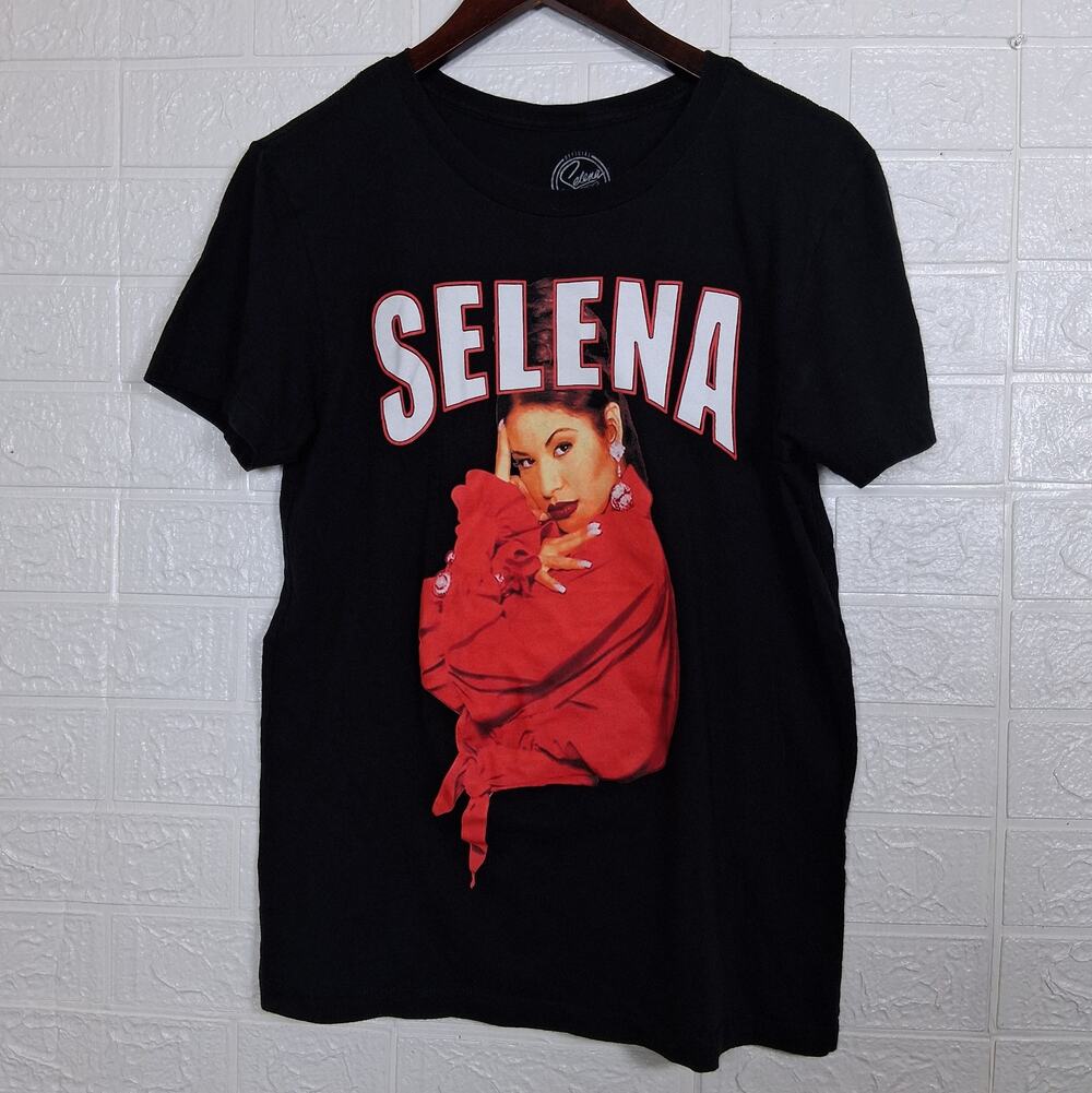 Selena Quintanilla Portrait Graphic T-Shirt Black Red Women’s M